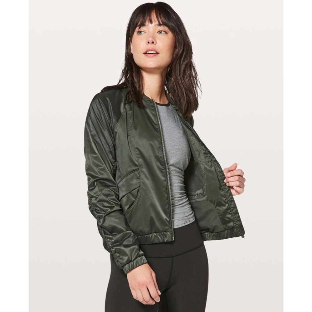 Lululemon Above‎ the Clouds Jacket Women's 4 Wind Water Resistant Bomber Rouched